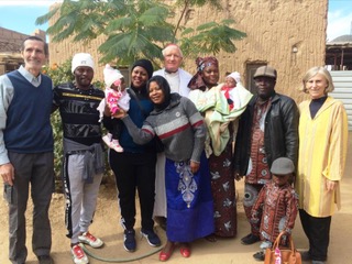 Schwester Martine zusammen mit Gemeindemitgliedern.  Kirche in Not