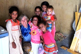 Schwester Martine mit Kindern.  Kirche in Not